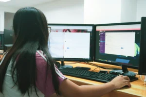 La escuela desconectada: cómo la corrupción frenó la educación digital en Colombia